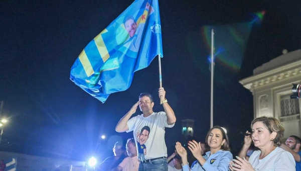Na frente do Palácio, multidão comemora reeleição de Gladson, que emocionado agradece