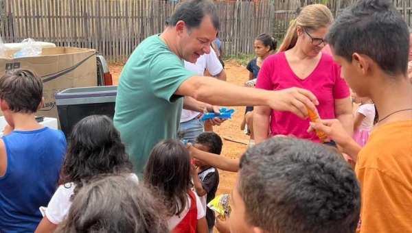 Roberto Duarte presenteia crianças dos bairros da Sapolândia e Caladinho
