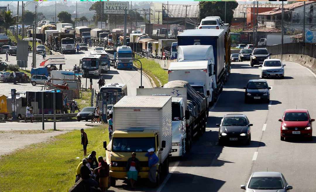 Caminhoneiros e taxistas recebem a parcela de outubro do auxílio nesta terça-feira