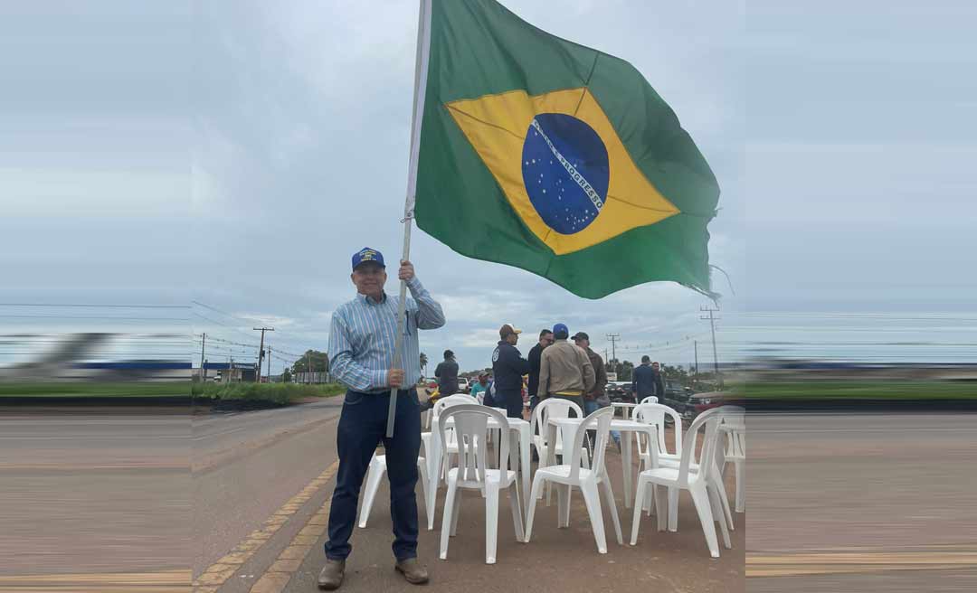 Bolsonarista declarado, Fernando Zamora ergue bandeira do Brasil em ato dos caminhoneiros no Acre