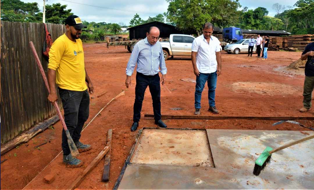 Prefeito de Rio Branco, Tião Bocalom visita piso da primeira unidade do projeto “1001 Dignidades”