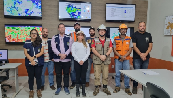 Governo visita áreas alagadas de municípios para realizar planejamento habitacional