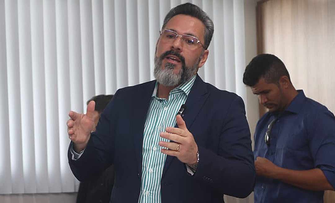 Em reunião com a equipe de governo, Alan Rick apresenta ações da Bancada Federal e alinha execução das emendas parlamentares