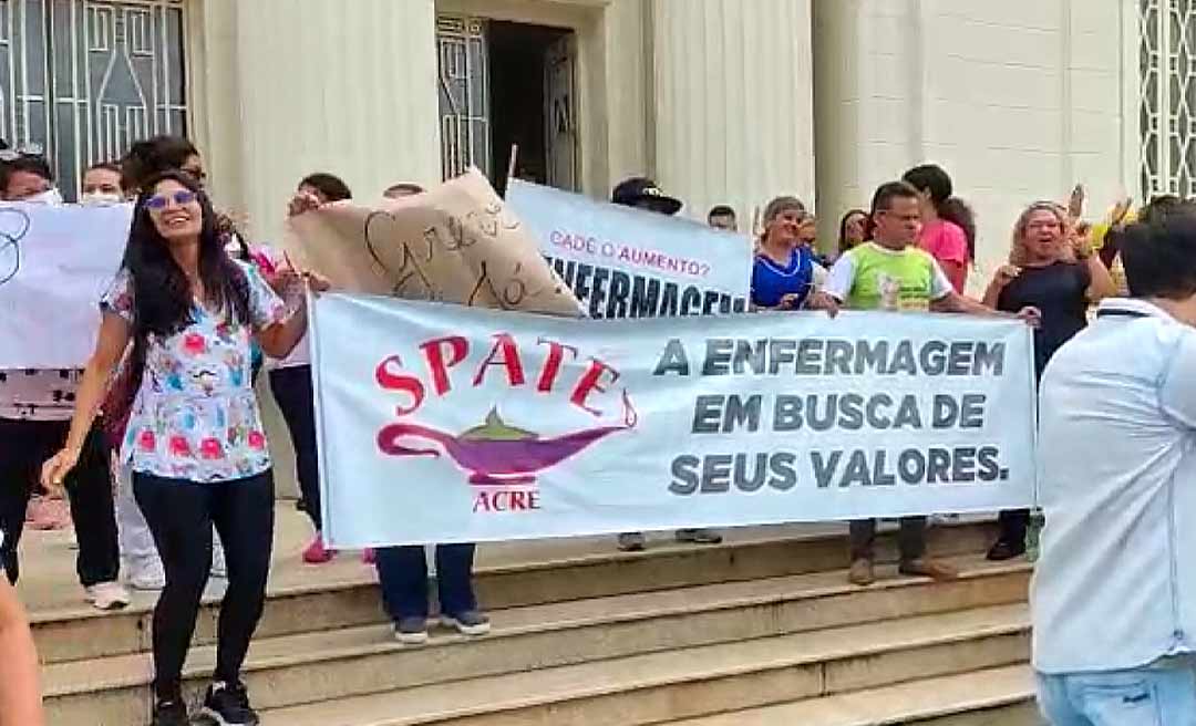 Ao som de "vou tomar um tacacá" , da cantora Joelma, manifestantes da Saúde ocupam entrada do Palácio Rio Branco