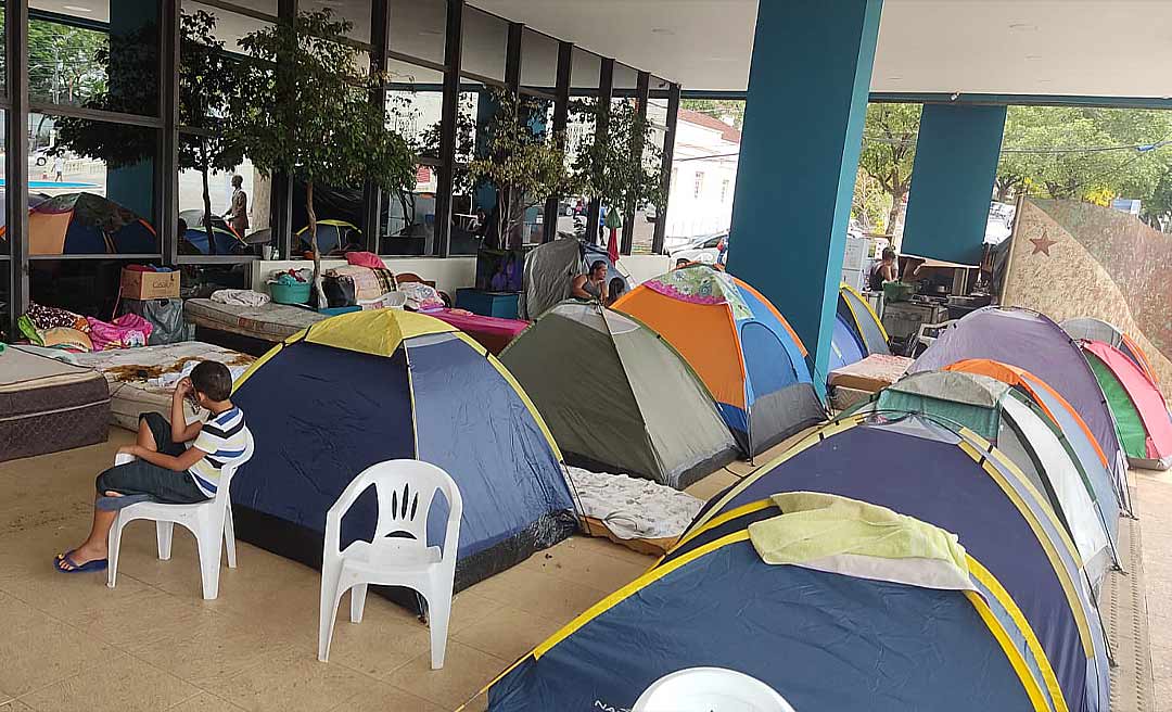 Governo do Acre formaliza acordo que cede 25 lotes às famílias removidas do Terra Prometida