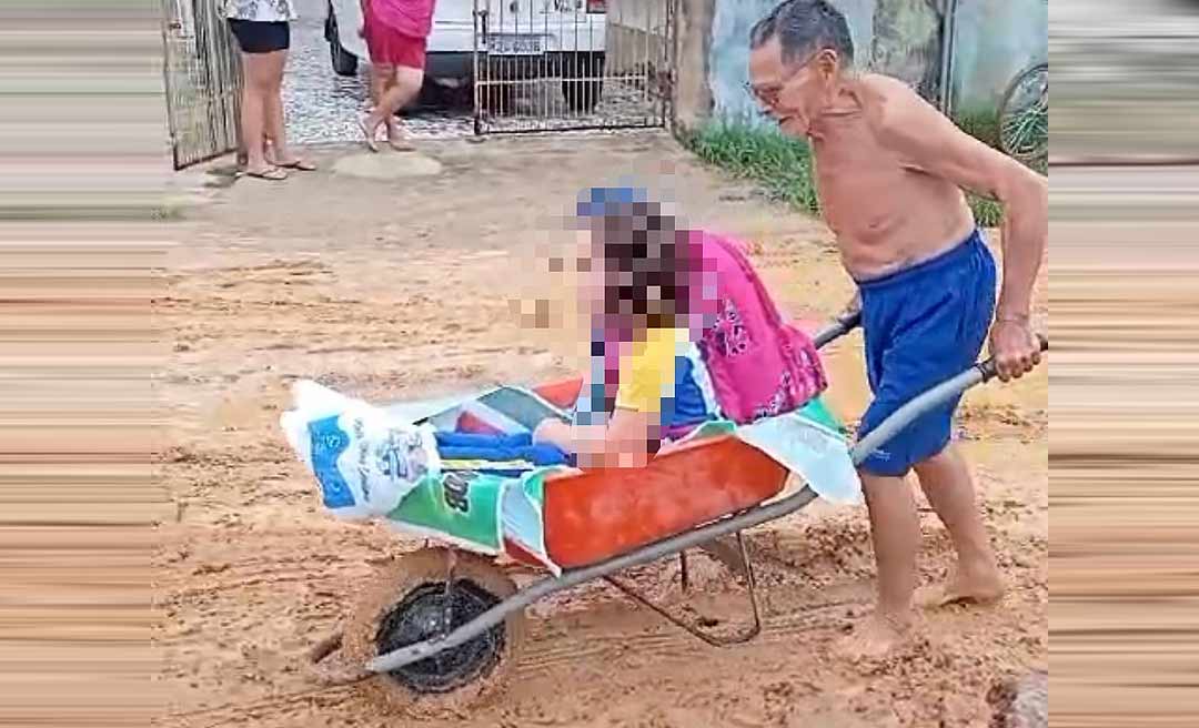 Em Tarauacá, pai usa carrinho de mão para levar filha para escola devido a lamaçal em rua
