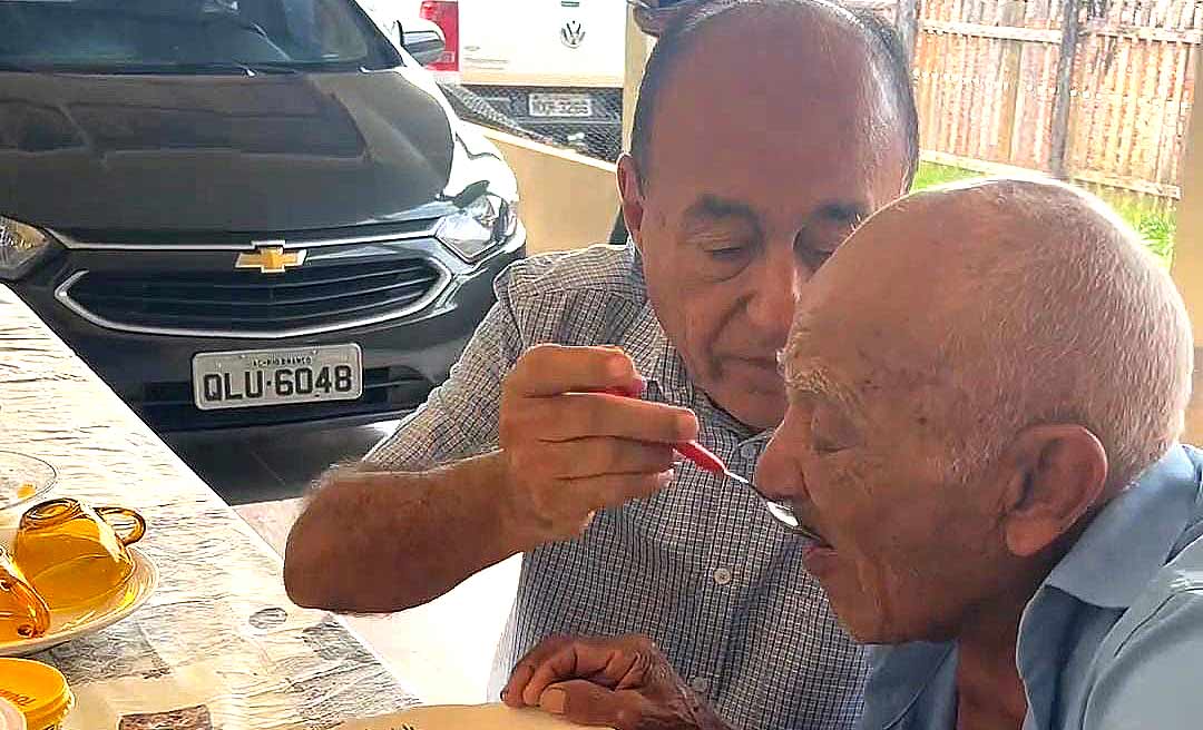 Vídeo: Bocalom dá comida na boca de idoso de 94 anos