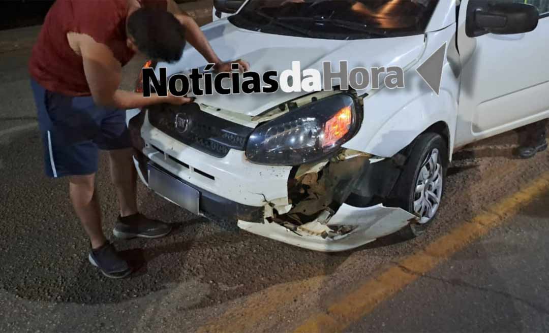 Prancha de madeira se desprende de caminhão de tora e cai em cima de carro de passeio na AC-40