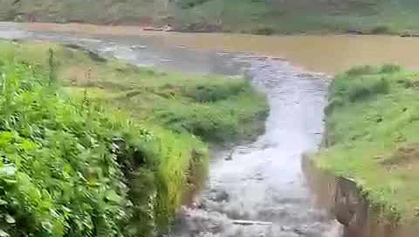 Na Capital, “cachoeira de esgoto” do Canal da Maternidade deságua no rio Acre durante temporal