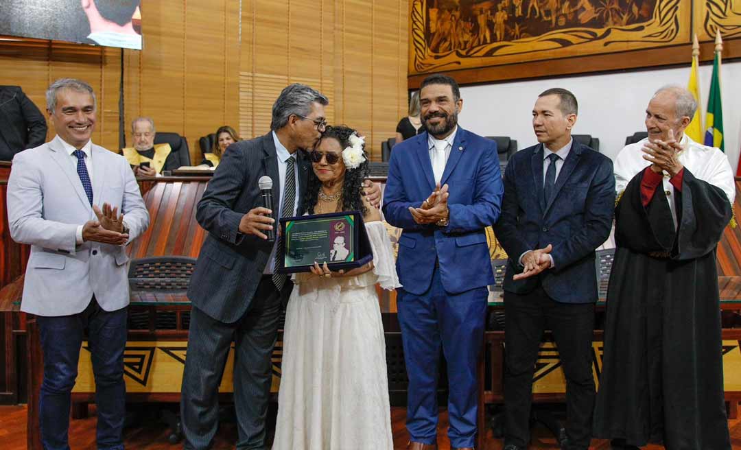 Nazaré Pereira é homenageada na Assembleia, canta ‘Xapuri do Amazonas’ e relembra infância no Acre e carreira de sucesso mundialmente