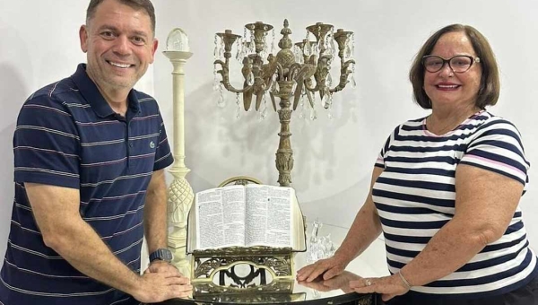 Em cenário com Bíblia Sagrada aberta, Vanda Milani fecha apoio à pré-candidatura de Alysson Bestene