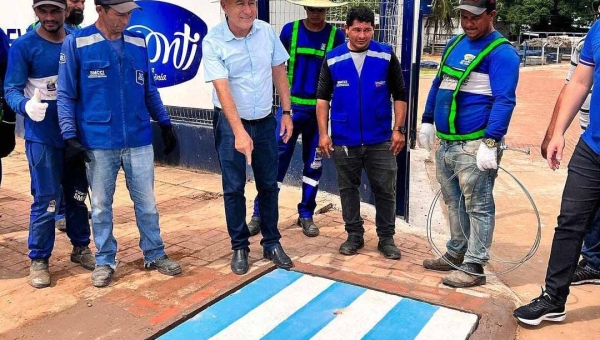 Homenagem a Milei? Bocalom manda colocar mil tampas de bueiro nas cores da bandeira da Argentina em Rio Branco