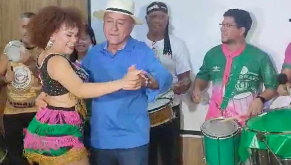 Convidado, Bocalom samba ao lado da rainha da bateria do Bloco Unidos do Fuxico