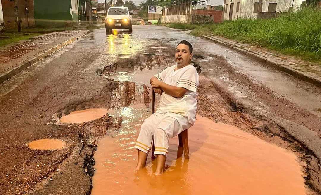 Em tom humorado, ativista publica foto dentro de buraco e diz: “Obrigado meu prefeito pela piscina”