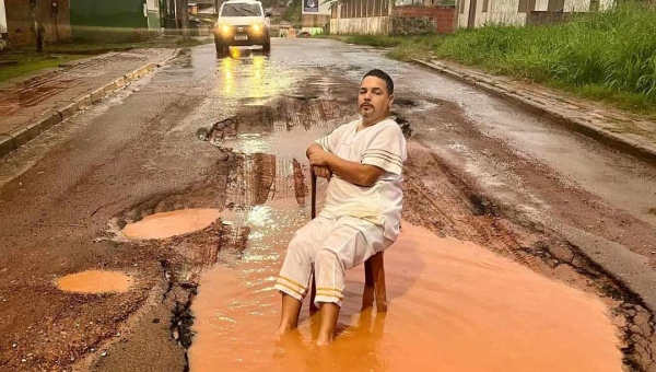 Em tom humorado, ativista publica foto dentro de buraco e diz: “Obrigado meu prefeito pela piscina”