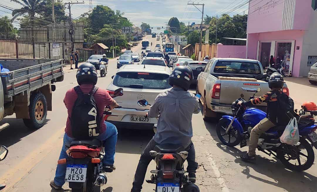 Preparativos finais para o carnaval deixa trânsito complicado no Centro de Rio Branco