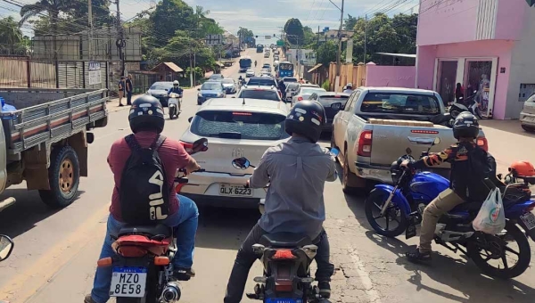 Preparativos finais para o carnaval deixa trânsito complicado no Centro de Rio Branco