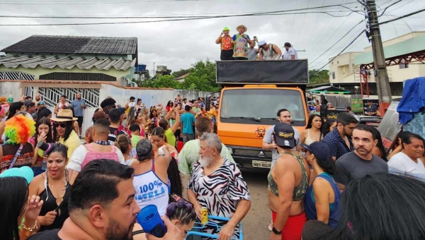 Com Bocalom entre foliões, Bloco Vai Quem Quer reúne multidão nas ruas do Tucumã