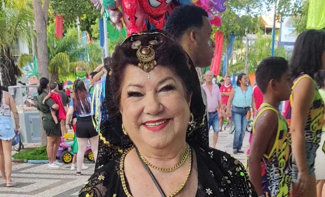 Fantasiada de cigana, secretária municipal de Educação Nabiha Bestene cai na folia