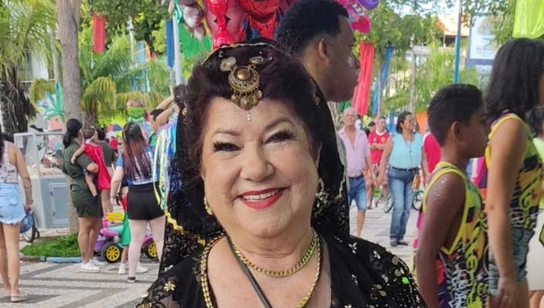 Fantasiada de cigana, secretária municipal de Educação Nabiha Bestene cai na folia