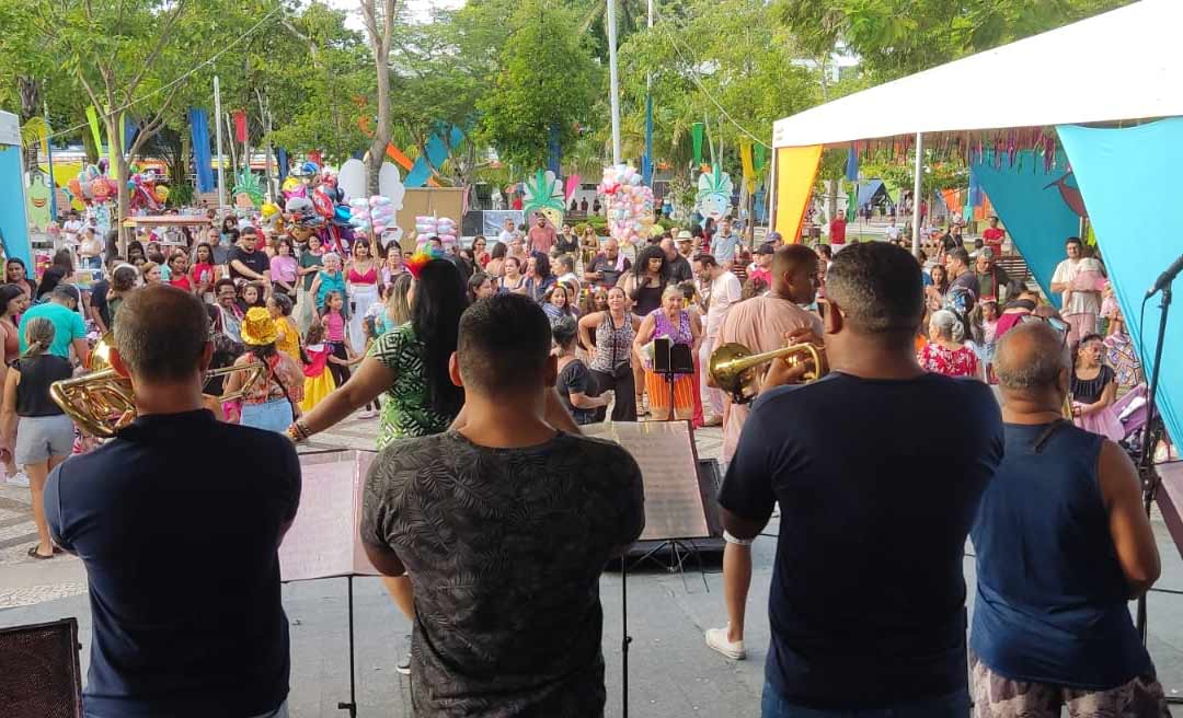 Orquestra Som dos Clarins faz a festa dos foliões mirins na Praça da Revolução