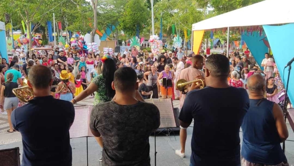 Orquestra Som dos Clarins faz a festa dos foliões mirins na Praça da Revolução