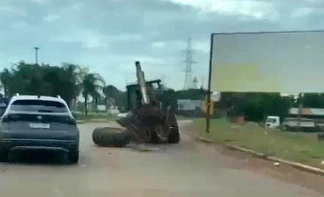 Vídeo: roda de retroescavadeira cai em rodovia em Rio Branco no momento em que homem agradecia Bocalom por limpeza