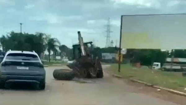 Vídeo: roda de retroescavadeira cai em rodovia em Rio Branco no momento em que homem agradecia Bocalom por limpeza