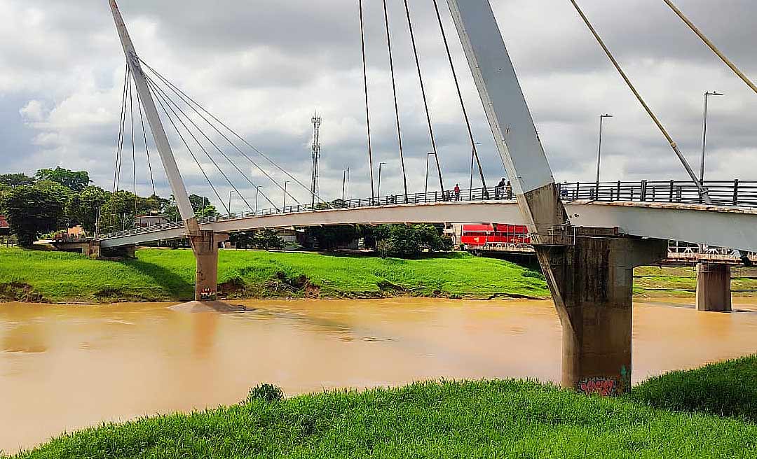 Mesmo com as constantes chuvas, nível do Rio Acre continua baixando na Capital