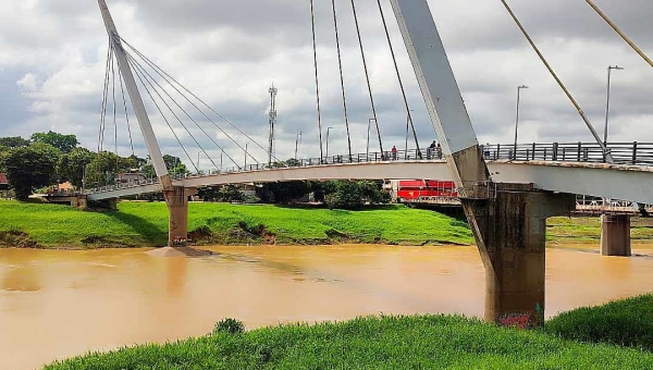 Mesmo com as constantes chuvas, nível do Rio Acre continua baixando na Capital