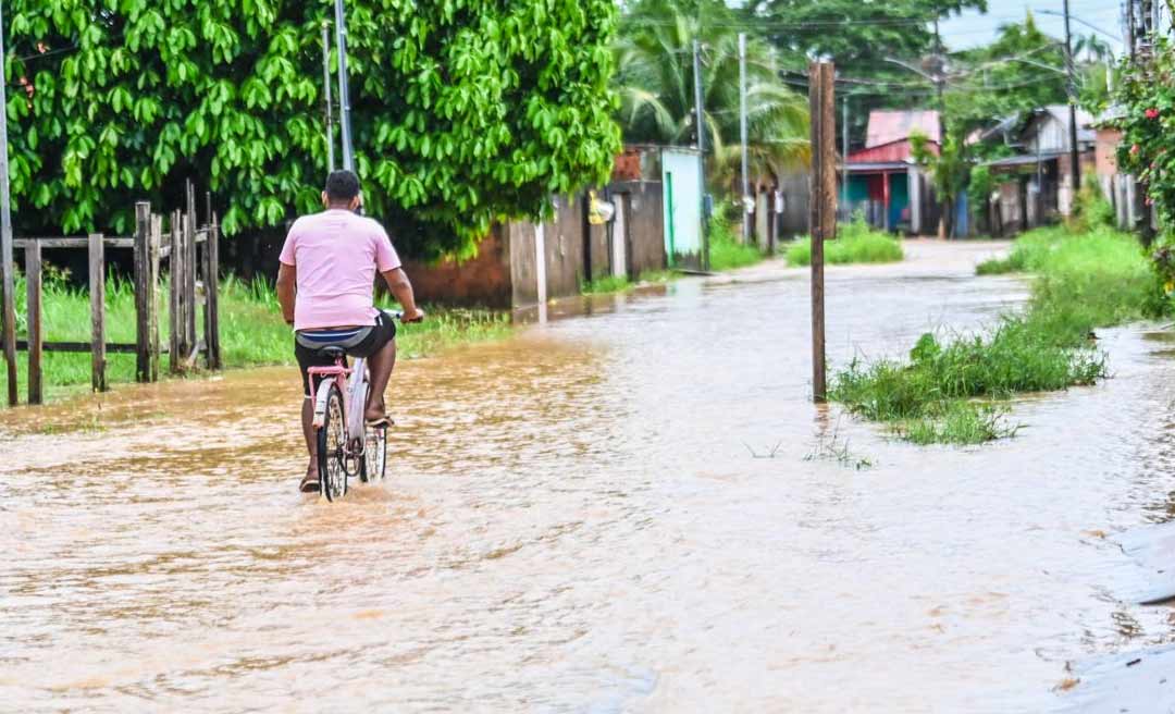 Igarapé Batista transborda e moradores do Parque das Palmeiras são os primeiros desabrigados em Rio Branco