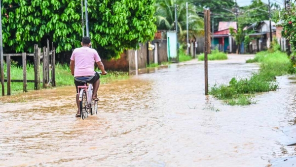 Igarapé Batista transborda e moradores do Parque das Palmeiras são os primeiros desabrigados em Rio Branco