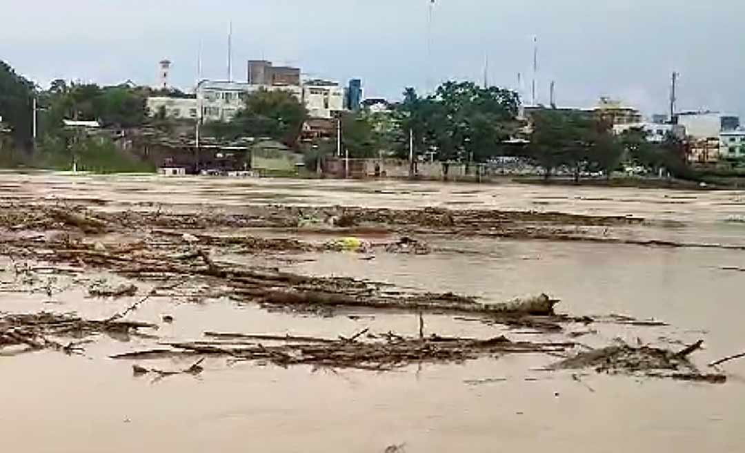 Vídeo: grande quantidade de balseiros no rio Acre na manhã deste sábado