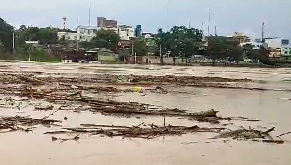 Vídeo: grande quantidade de balseiros no rio Acre na manhã deste sábado