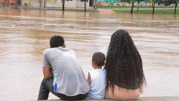 Cheia do Rio Acre: a beleza que encanta e desabriga várias famílias na Capital