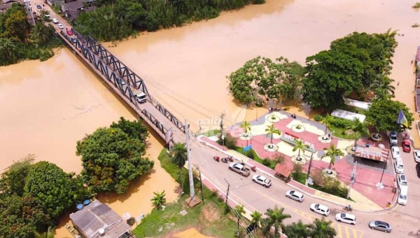 Ponte que liga Epitaciolândia e Brasileia será fechada na noite deste domingo por causa da cheia do rio Acre