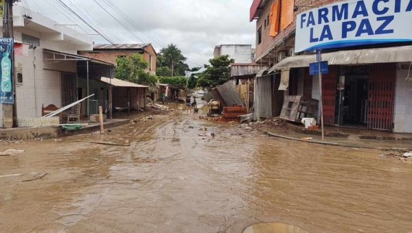 Também atingida pela cheia do Rio Acre, parte de Cobija amanhece com muita lama nesta sexta-feira