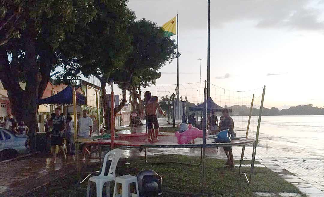 Com direito a pula-pula e som alto, Gameleira alagada virou principal atração de Rio Branco neste domingo