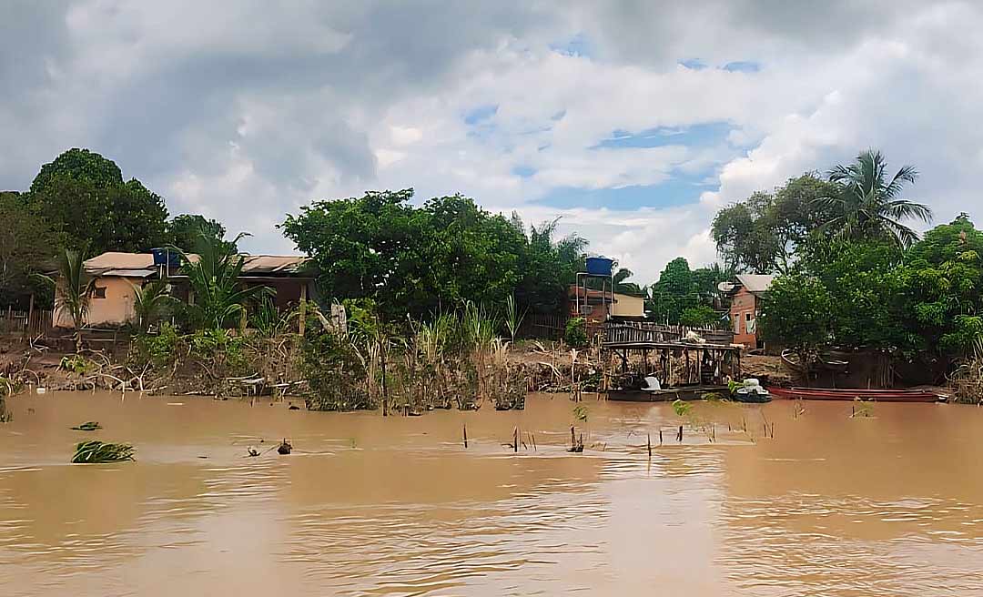 Na Capital, erosão do solo e desmoronamento preocupa famílias que vivem às margens do Rio Acre