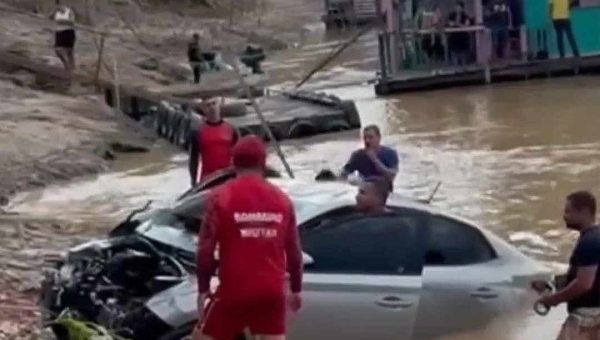 Corpo de Bombeiros consegue resgatar carro "engolido" pelas águas do Rio Acre no bairro Cidade Nova; veja o vídeo
