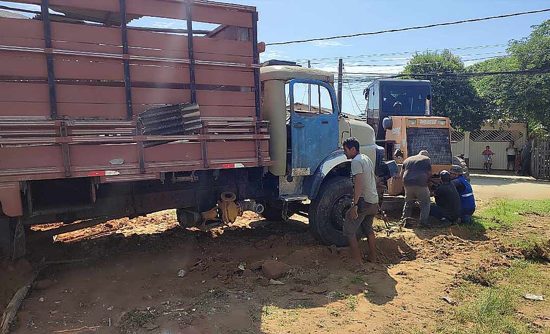 Voluntários mobilizam mutirão e conseguem tirar caminhão de área de desbarracamento no bairro Cidade Nova, em Rio Branco; veja o vídeo