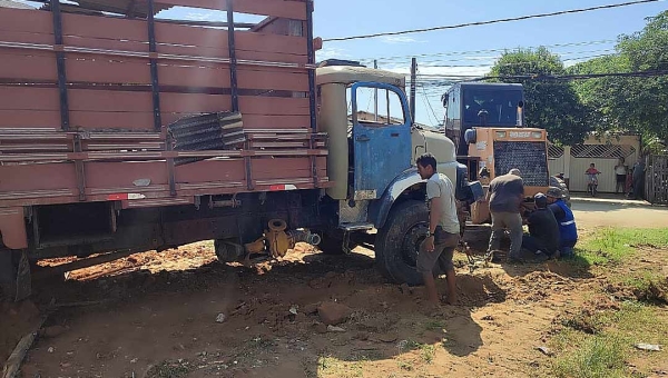 Voluntários mobilizam mutirão e conseguem tirar caminhão de área de desbarracamento no bairro Cidade Nova, em Rio Branco; veja o vídeo