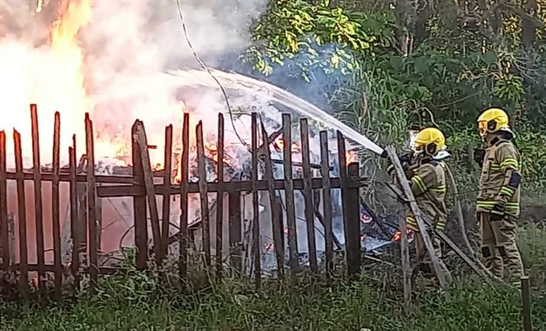 Casa abandonada e usada por dependentes químicos para consumos de drogas pega fogo no Bairro da Paz