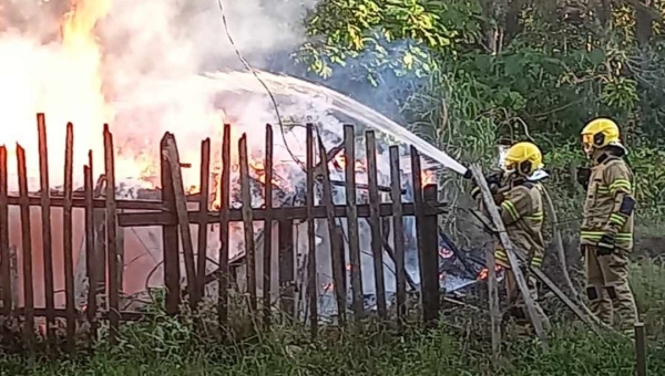 Casa abandonada e usada por dependentes químicos para consumos de drogas pega fogo no Bairro da Paz