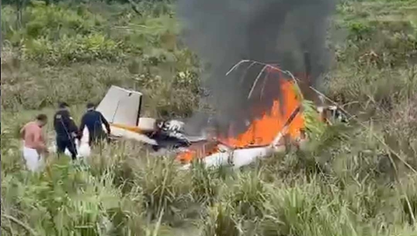URGENTE: Avião cai e pega fogo em Manuel Urbano