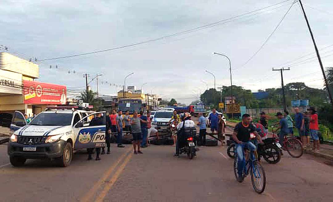 Cobrando recuperação de ruas, manifestantes fecham AC-40 no bairro Vila Acre