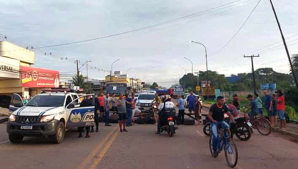 Cobrando recuperação de ruas, manifestantes fecham AC-40 no bairro Vila Acre