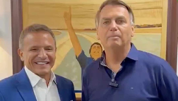 Bolsonaro confirma chegada ao Acre no dia de seu aniversário e será recepcionado com bolo no aeroporto