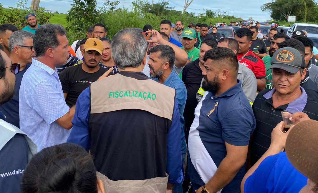 Após presença do superintendente do Dnit e promessa de asfalto, manifestantes liberam BR-364 no Bujari