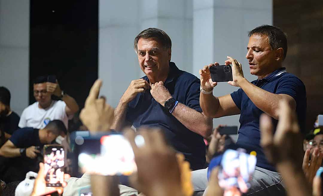 Indiciado pela PF, Bolsonaro chega ao Acre e é recebido por multidão bolsonarista